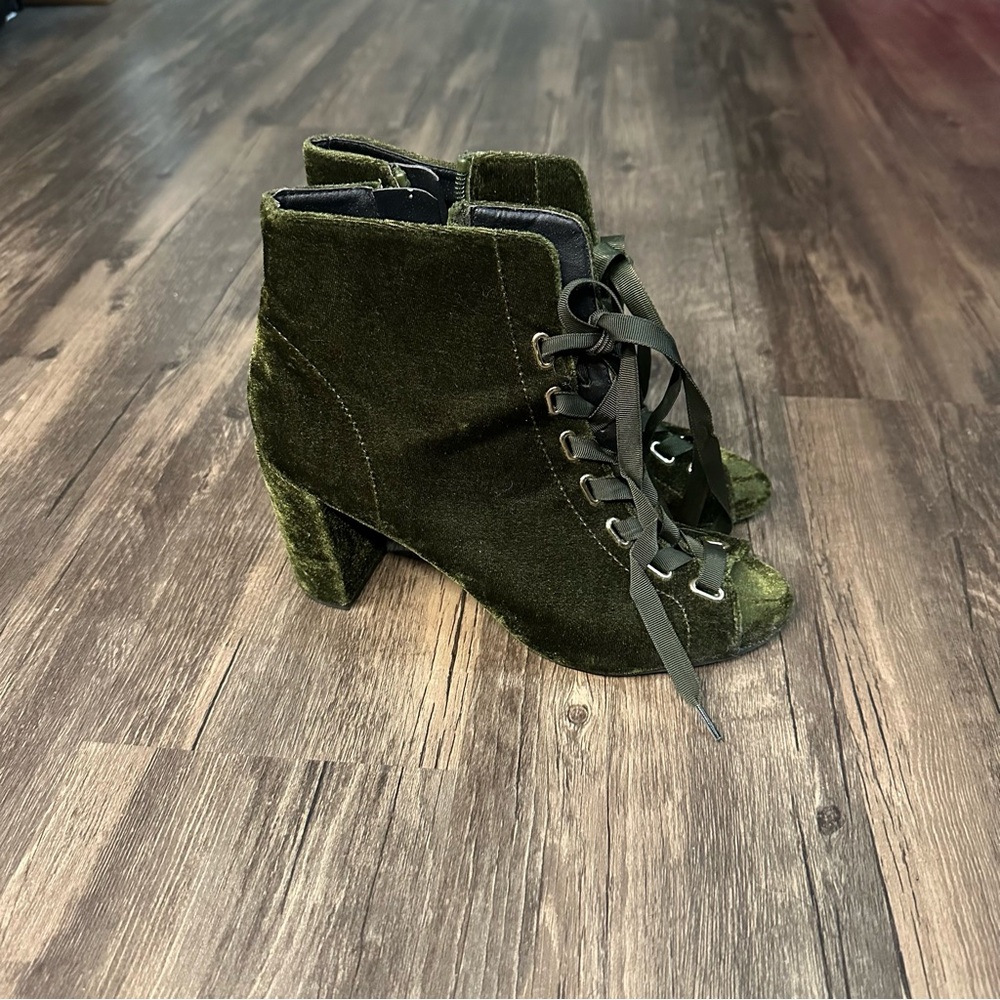 Green Velvet Reaction Kenneth Cole women high heel shoes sz 7 with ribbon lacing